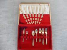 Cubiertos y caja Stratford Plate Cotillion