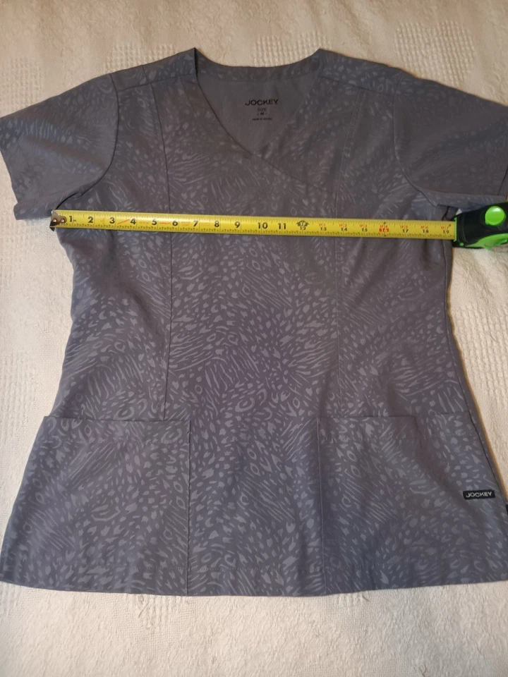 Camisa Médica Estampada de Animales Gris Manga Corta JOCKEY Para Mujer Talla Mediana Cuello en V Foto 2 de 4