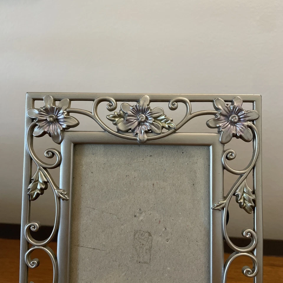 Marco de fotos de metal plateado cepillado tiene capacidad para 3"x 4,5” biselado independiente  Foto 2 de 4