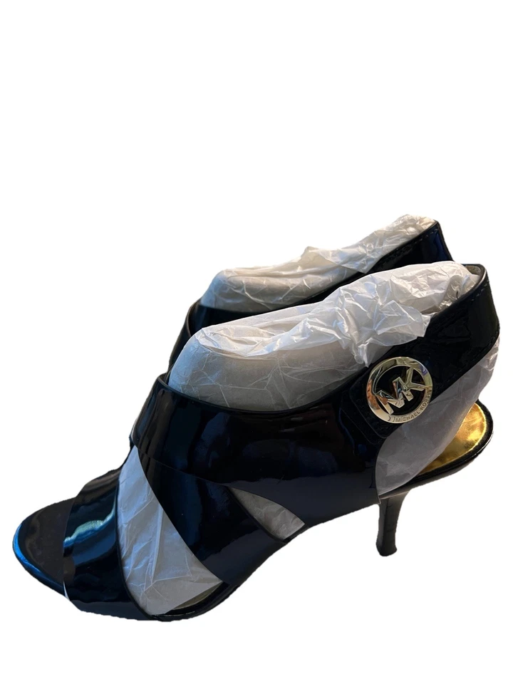 Sandalias de tacón Michael Kors para mujer talla 8M charol negro logotipo dorado Foto 4 de 4
