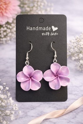   Blumen-Ohrringe in Flieder   liebevoll als Geschenk verpackt