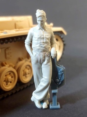 Panzer Art 1/35 German Tanker at Work WWII #1 with Tank Jack (2 heads) FI35-238