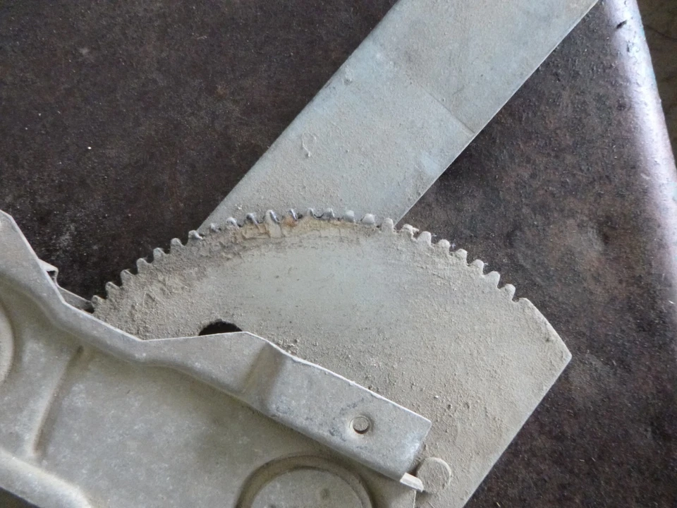 Ford Falcon XA-XC Wagon Tailgate Window Regulator & Motor - Image 4 of 4