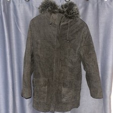 Brown suede jacket with fur hood and pockets. Size: S #suede #outerwear