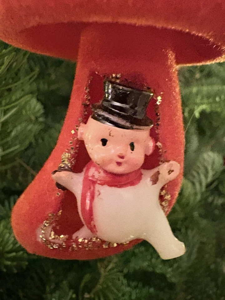 RARO! Enfeite de Natal vintage 1950-60s Papai Noel flocado cavalgando em cogumelo vermelho 3 polegadas - Imagem 2 de 4