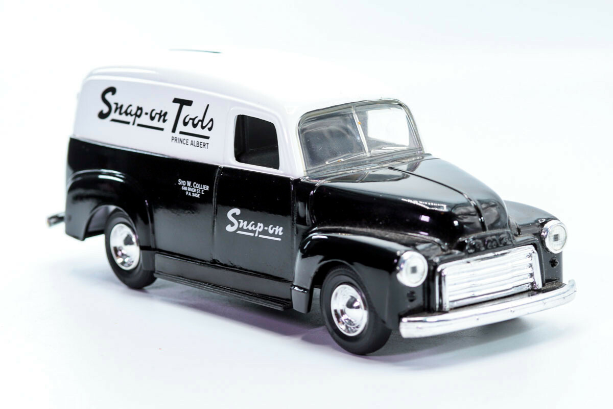 スナップオン ミニカー 1951 GMC PANEL TRUCK 貯金箱 Snap-On Tools 75th Anniversary 1951 GMC Panel Van Coin Bank Black