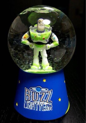 トイ・ストーリー ☆スノーグローブ☆Disney☆ＰＩＸＡＲ Disney Store Pixar Buzz Light Year Toy Story Snow Globe Read