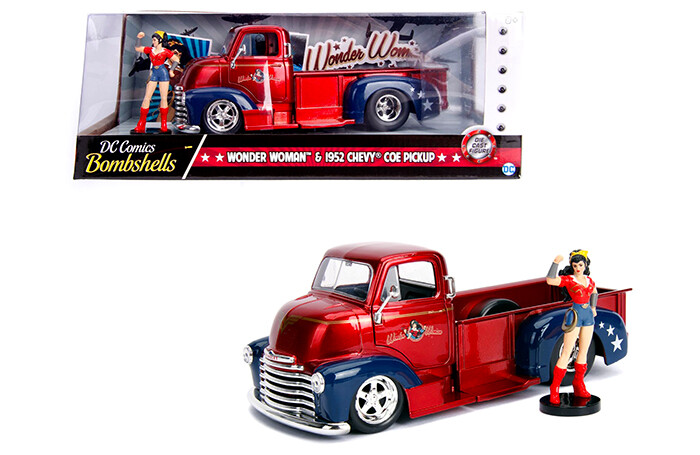 ミニカー 1:24 1952 CHEVY COE PICKUP & WONDERWOMAN 1952 Chevrolet COE Pickup Truck Red and Blue with Wonder