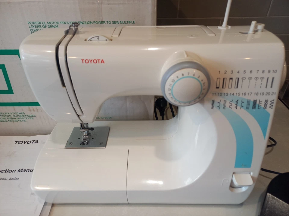 Toyota  Sewing Machine - RS2000 STF17 Tested In Good Working Order / With Box — 第 3/4 张图片