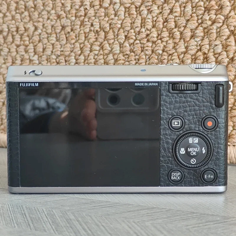 Cámara digital compacta Fujifilm XF1 serie X 12,0 MP 4x zoom óptico con cargador Foto 3 de 4