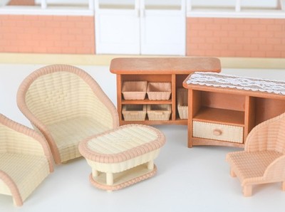 Sylvanian Wintergartenmöbel. Korbsessel Tisch Wohnzimmer Calico Critters