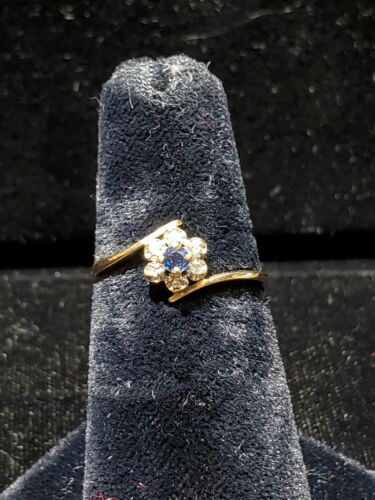 14kt Yellow Gold Diamond Sapphire Flower Ring **