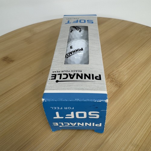 Paquete de tres pelotas de golf Pinnacle blancas suaves para sentir que 3 pelotas alcanzan tu pico - Imagen 6 de 8