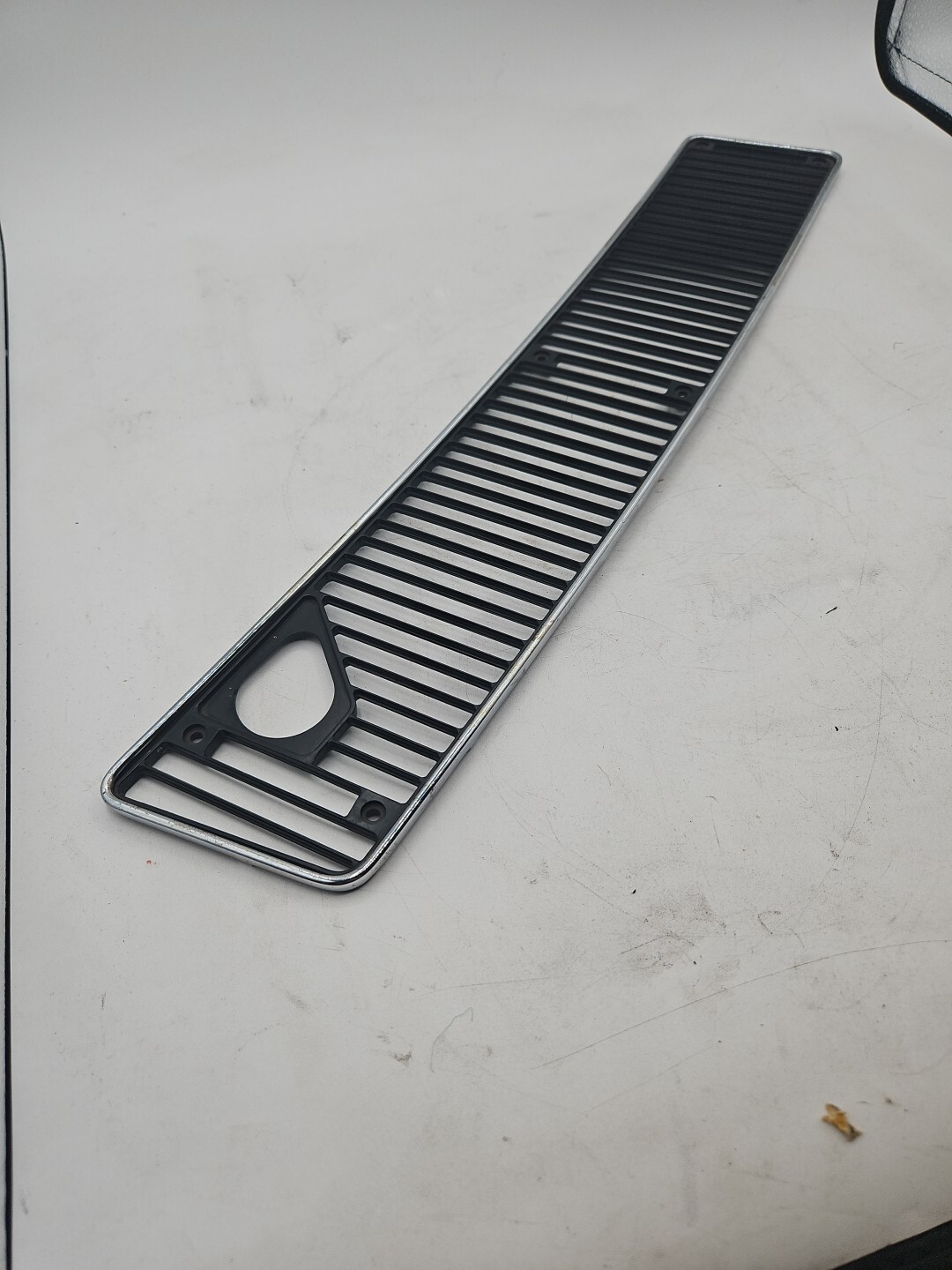 BENTLEY ASSY AIR GRILLE RH RHD (RH12590)