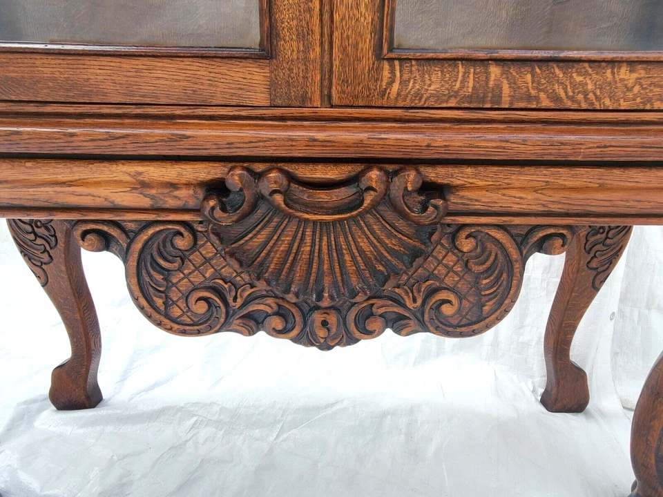 Antiguo gabinete de exhibición de roble con patas de garra y talla ornamentada Foto 3 de 4