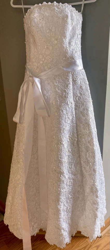 Davids Bridal Wedding Dress Size 12 lace embroidery Preowned  - Image 4 of 4