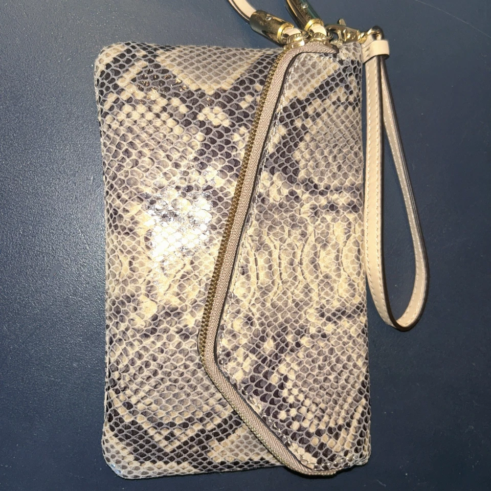 "Bolso de muñeca sin asas asimétrico HENRI BENDEL piel de serpiente cuero en relieve 7,75"" L" Foto 2 de 4