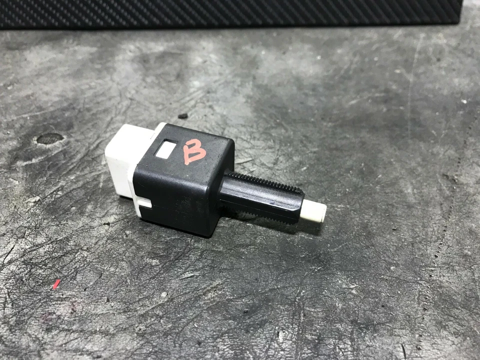 Interruptor de pedal freno de gasolina Suzuki Swift 2008 5 puertas 1,3 Foto 2 de 3