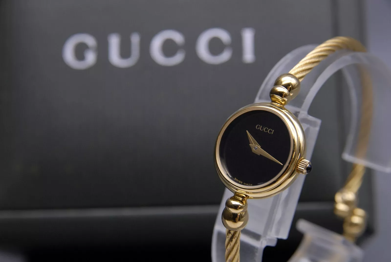 【Montre femme GUCCI 2700,2,2,L cadran noir bracelet doré 20 mm QZ quasi comme neuve avec boîte】