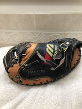 Mizuno MZC-1060 Boys Broken In Tight Fit 32  Baseball Catchers Mitt Left  Throw