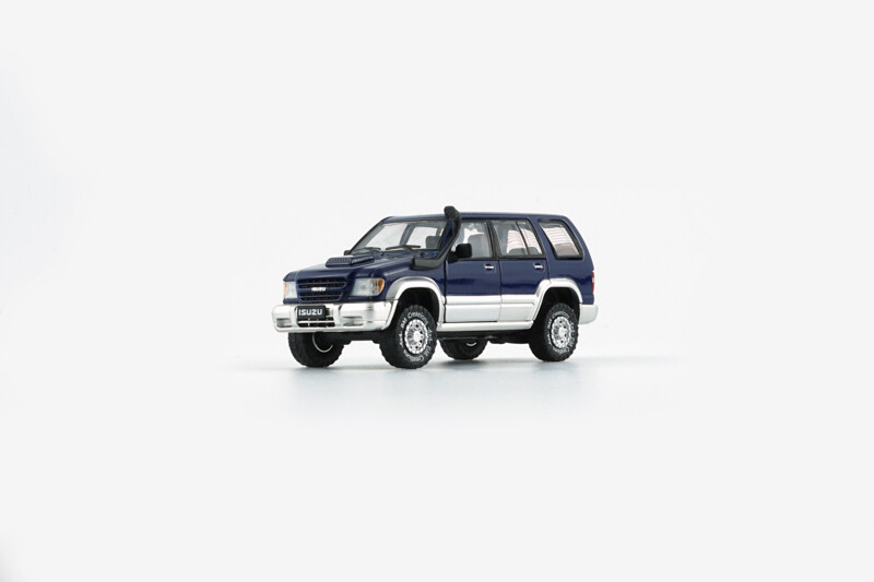 BMC 1:64 Isuzu 1998-2002 Trooper / Big Horn Purple Blue / White