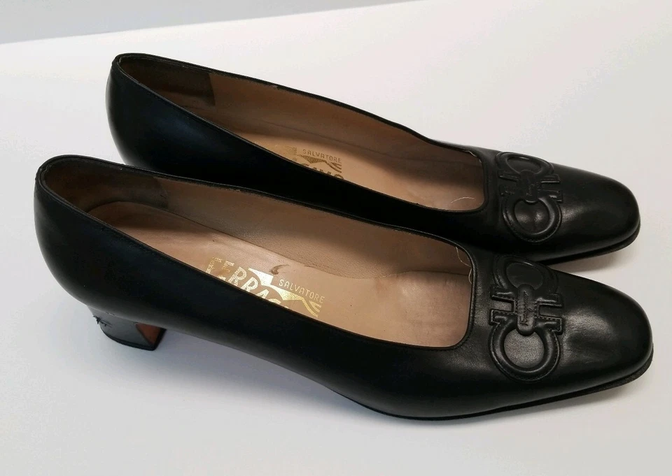 Salvatore Ferragamo Pumps Black Leather Signature Logo Size 8.5 AA ITALY - Image 2 of 4