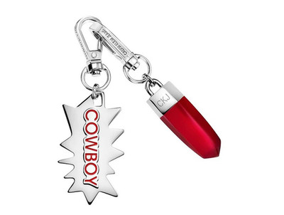 Calvin Klein Charm-Set Downtown Edelstahl-Anhänger COWBOY-Schriftzug rot