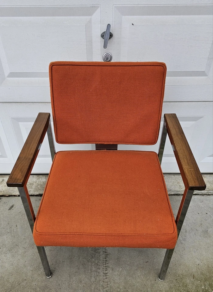 Silla cromada moderna vintage de mediados de siglo con reposabrazos de nogal y asientos tapizados Foto 2 de 4