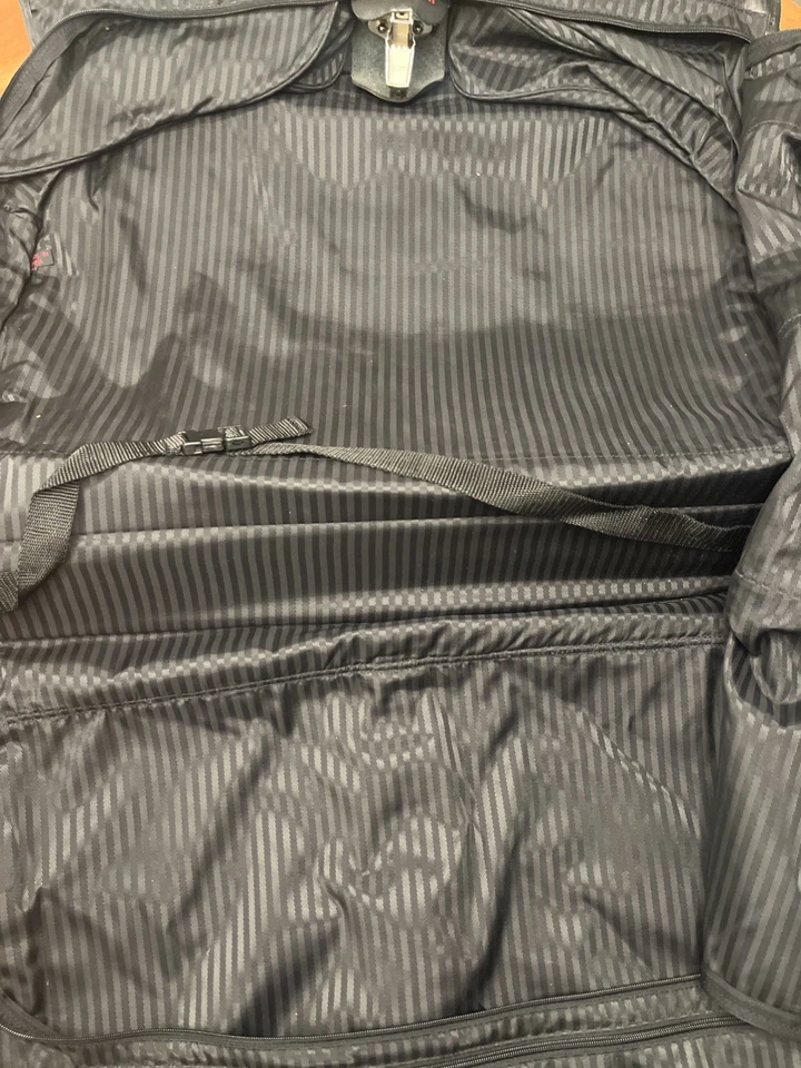 Bolso de ropa colgante plegable de cuero Tumi. Cuero negro suave.  "Equipaje 24"""  Foto 4 de 4