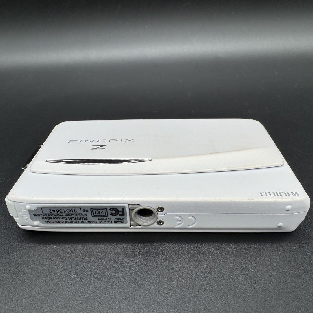 ♫良品 FUJIFILM FinePix Z950EXR ホワイト Good condition FUJIFILM Finepix Z950EXR White compact