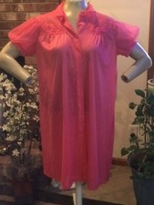 VTG GAYMODE PENNY'S SIZE 34 PUFF SHORT SLEEVES PINK BUTTON FRONT NYLON ROBE