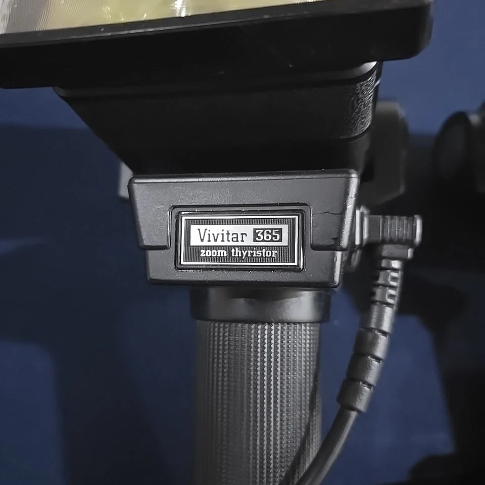 Two Vivitar 365 Zoom Thyristor Electronic Flash Units Untested - Image 3 of 4