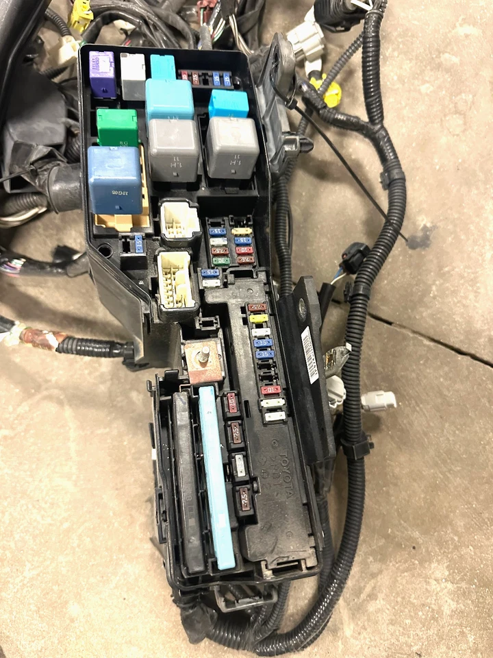 05 06 07 08 09 10 CAJA DE FUSIBLES MOTOR TOYOTA AVALON LIMITED COMPLETA CON CABLEADO Foto 3 de 4