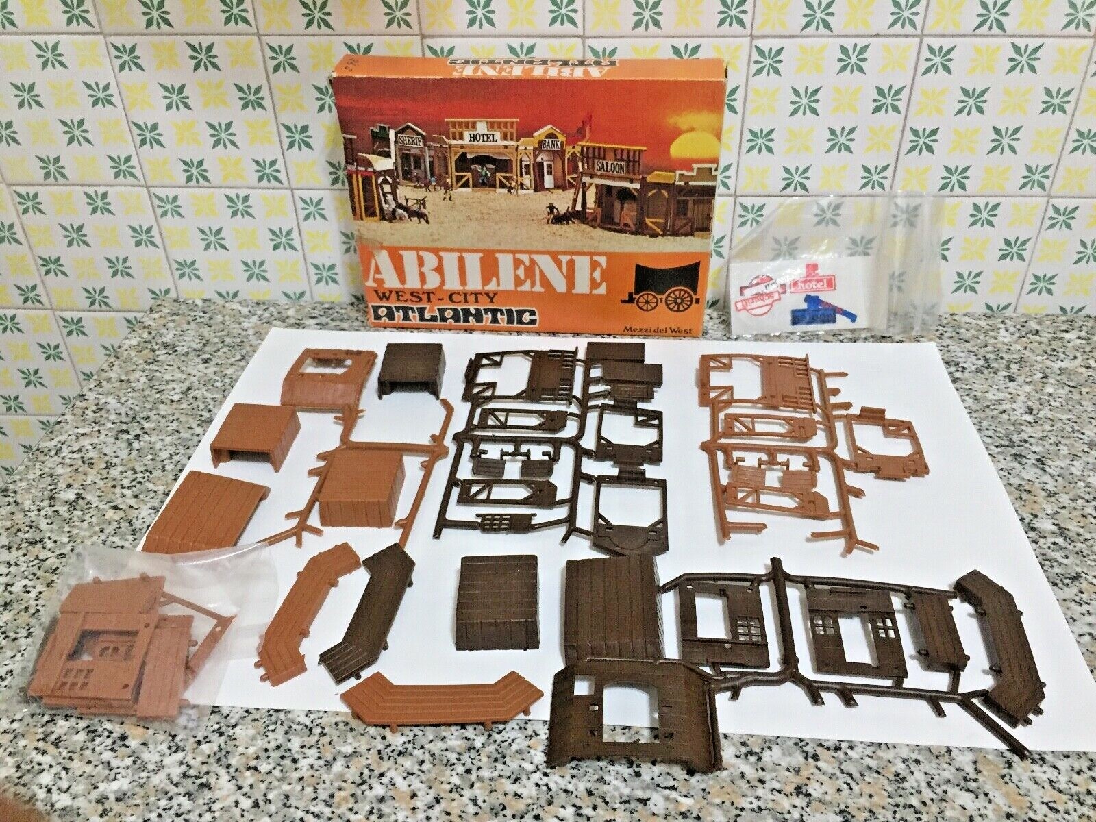 ATLANTIC 1050 ABILENE WEST-città COMPLETA SU SPRUE CON SCATOLA ORIGINALE SCALA H0 miglior prezzo ATLANTIC ATLANTIC ATLANTIC 1050 ABILENE WEST-città COMPLETA SU SPRUE CON SCATOLA ORIGINALE SCALA H0 la migliore selezione di