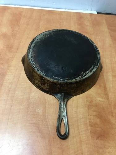 Wagner ware Sidney #9 Cast Iron Skillet Heat Ring Sits Flat 11" inside diameter