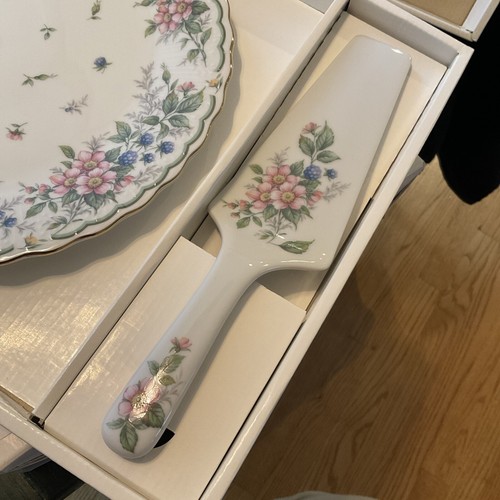 New 10.5" Amy Cake Plate + Matching Server Andrea Sadek Floral Berries 15404 - Picture 3 of 4