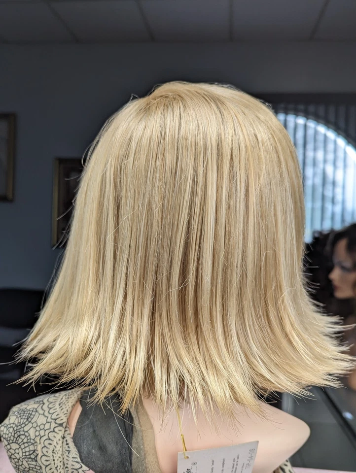 Peluca rubia caramelo 24B sintética corta longitud media corte navaja con flequillo Foto 4 de 4