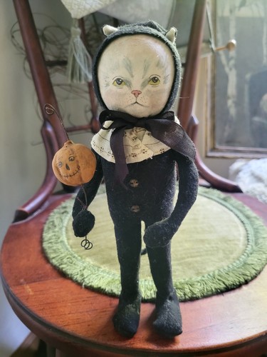 Schwarze Katze hält einen Kürbis Halloween Filz Figur Knopf signiert 04 Pa