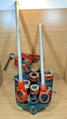 #ad Ridgid 1 2quot; 1 1 4 quot; 00 amp; 111 R Ratchet NPT Pipe Threading Set w Tristand Vise $449.99
