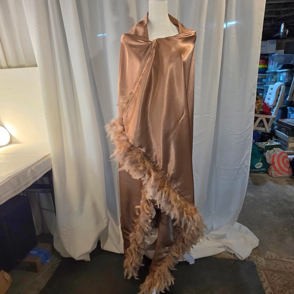 羽毛修剪金色缎面角披肩特大号,29.5 英寸 x 98 英寸魅力 — 第 2/4 张图片