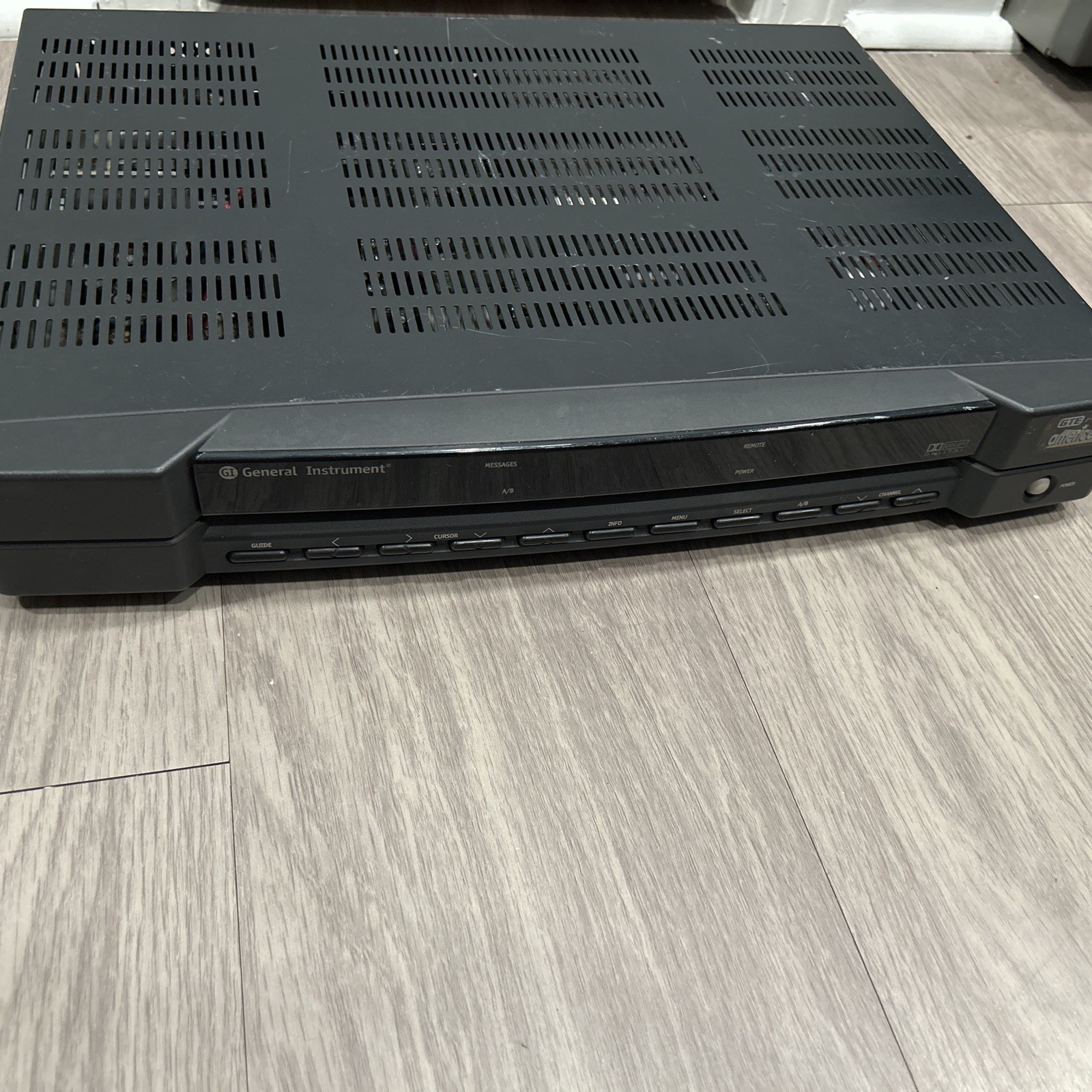 GENERAL INSTRUMENT - DCT1124 CATV CABLE TV SET TOP  BOX  - 2 Ps