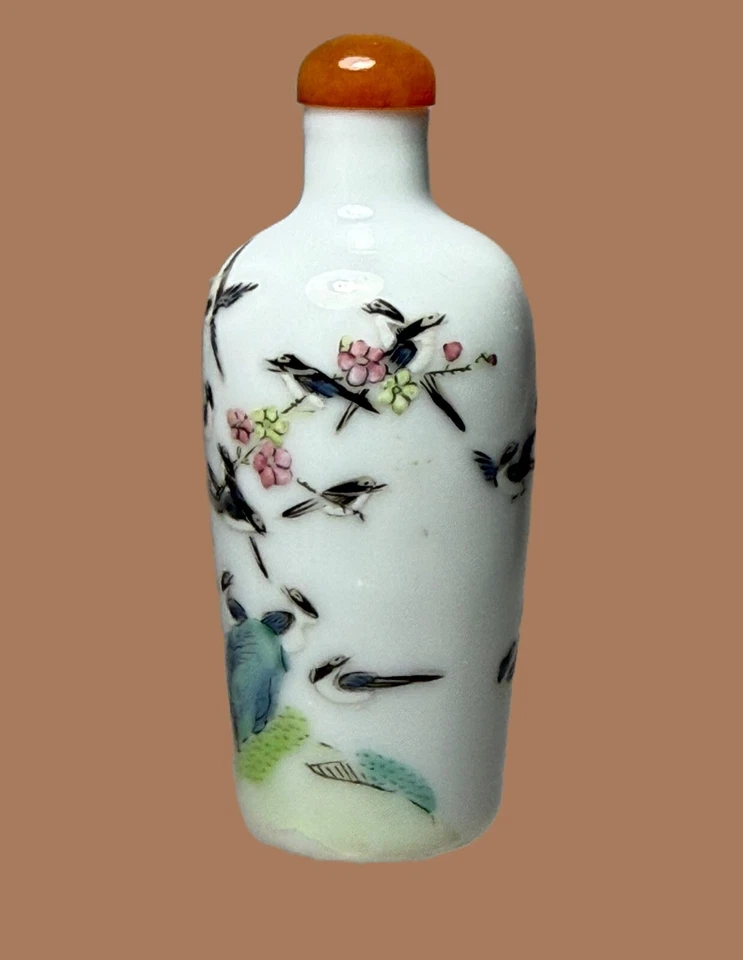 Garrafa de rapé de porcelana FAMILLE ROSE, 'magpie' e 'flor de ameixa", marca Yongzheng - Imagem 2 de 4