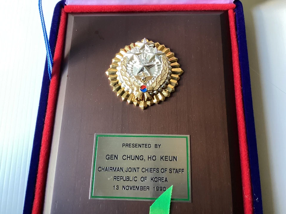 Rara medalla militar surcoreana dada por el general Chung Ho Keun al general de Estados Unidos Foto 2 de 4