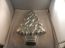 VINTAGE 1972 CHRISTMAS TREE CAKE PAN #2105-425 "NEW" 15.5" X 12" BY WILTON