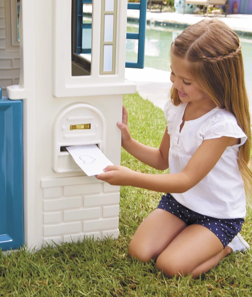 Little Tikes Casa de Juegos para Niños Pequeños, Estilo Cape Cottage, Puerta de Trabajo, Niños Edades 2+ Foto 4 de 4