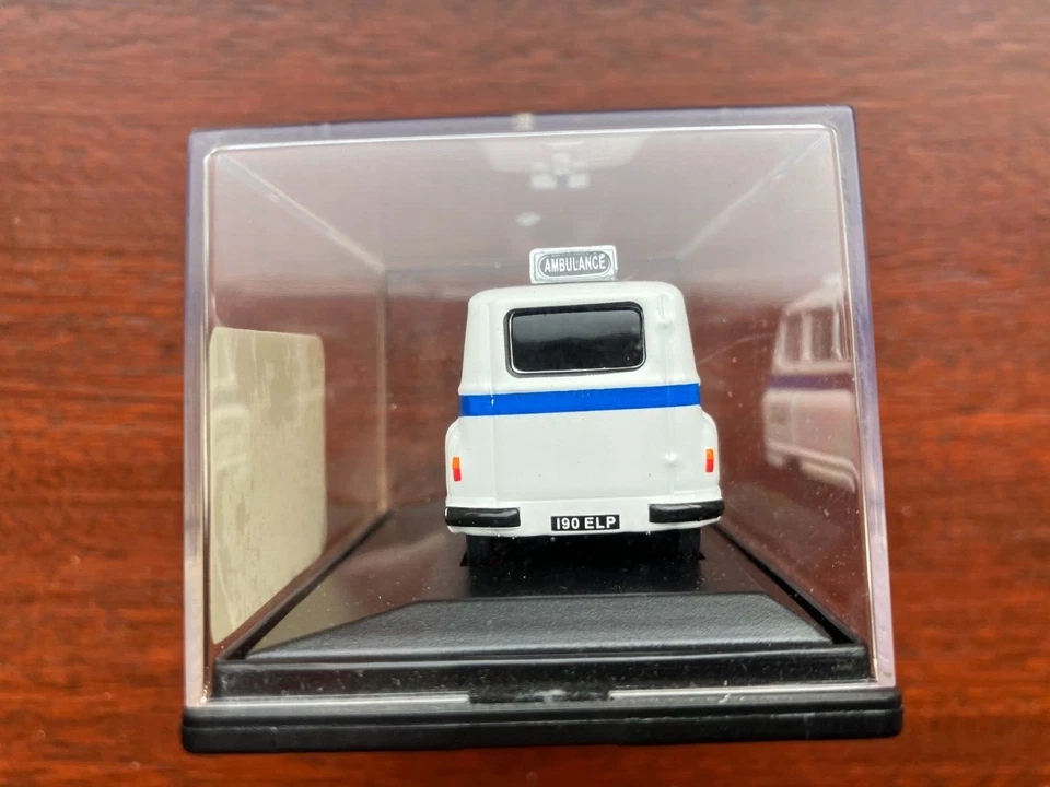 OXFORD DIECAST 76JM004, MORRIS J2, LONDON AMBULANCE, 1:76 SCALE PREOWNED - Image 4 of 4