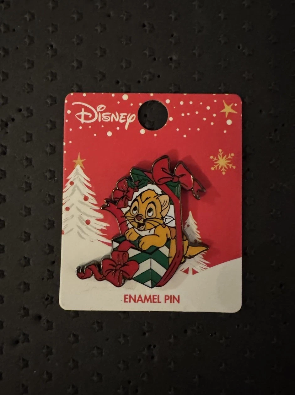 Disney Loungefly Pin Oliver & Company Christmas On Card Cat Kitten