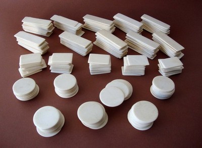 Konvolut alte Chips Rinderknochen Gesellschaftsspiele Poker Belote 905gr 19.Jh. + von 240