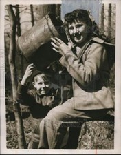 1949 Press Photo David Hermon and Barbara Hesse in the woods - nee02081