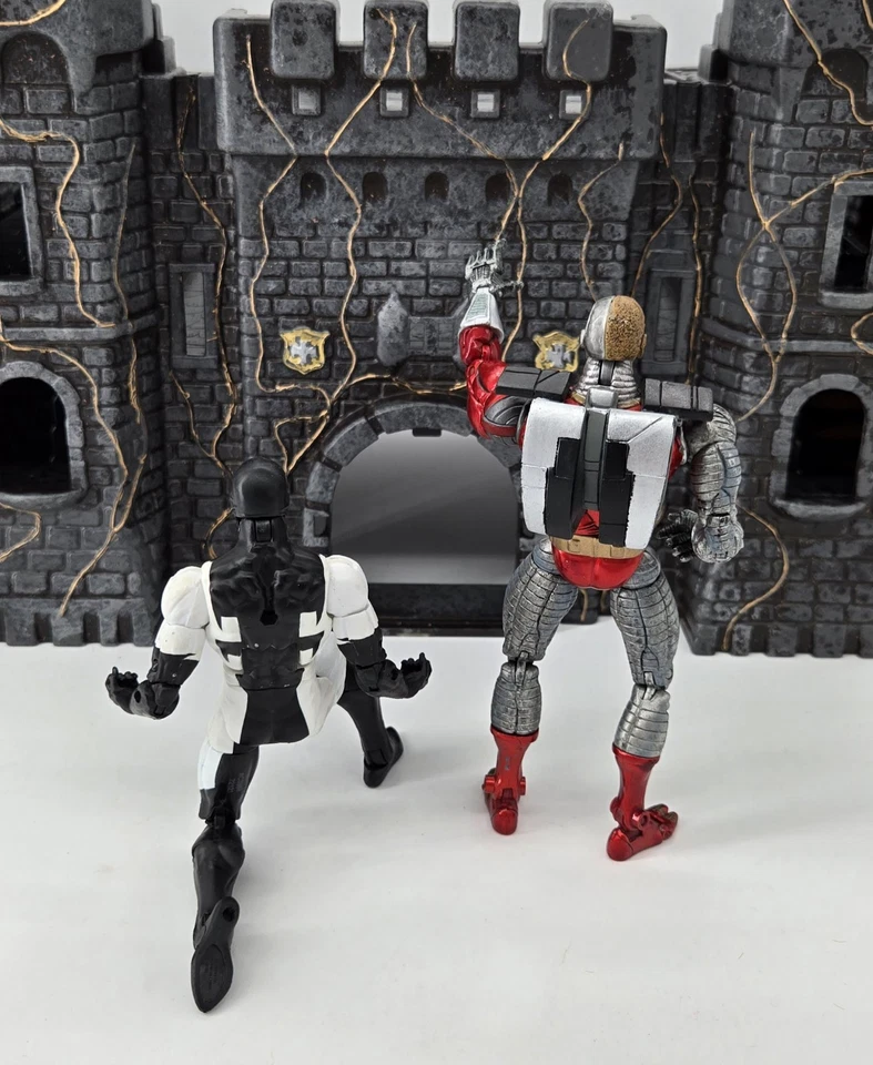 Figuras de acción Marvel Legends X-Force Deadpool traje blanco y negro y Deathlok 6" Foto 3 de 4